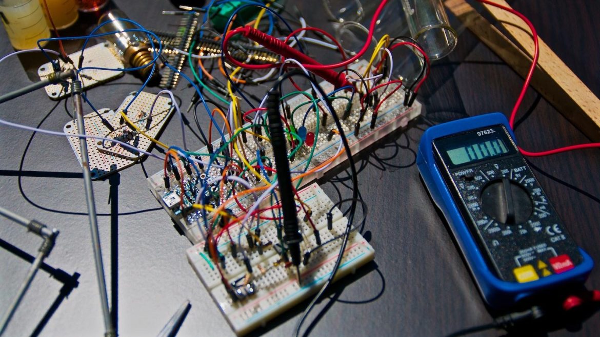 Harmony Unplugged: Decoding the Sonic Sorcery of Electronic Pianos – A Quest for Authenticity