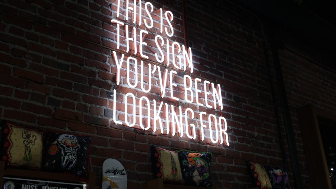 Breaking Down E-Commerce: Exploring the Latest Trends and Overcoming Challenges in Online Business Development