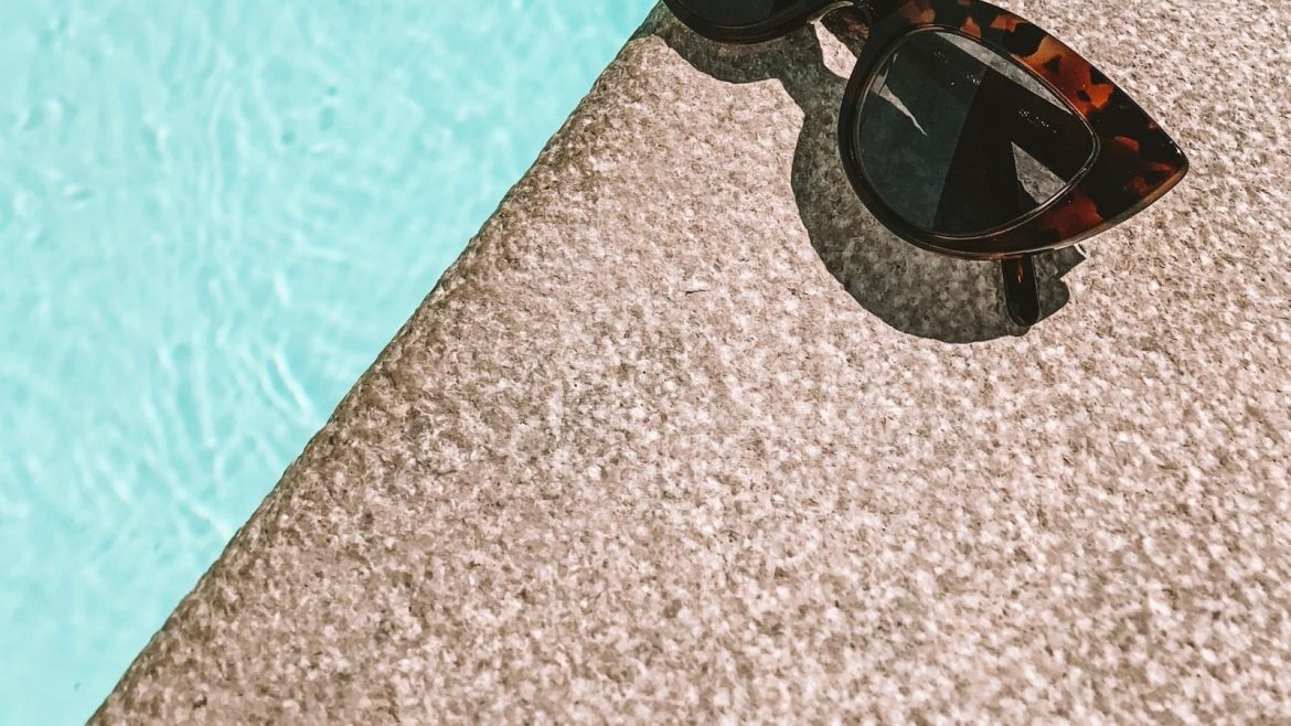 Enhancing Your Vision: Exploring the Potential of Electronic Glasses for Accessing More Information and Functions