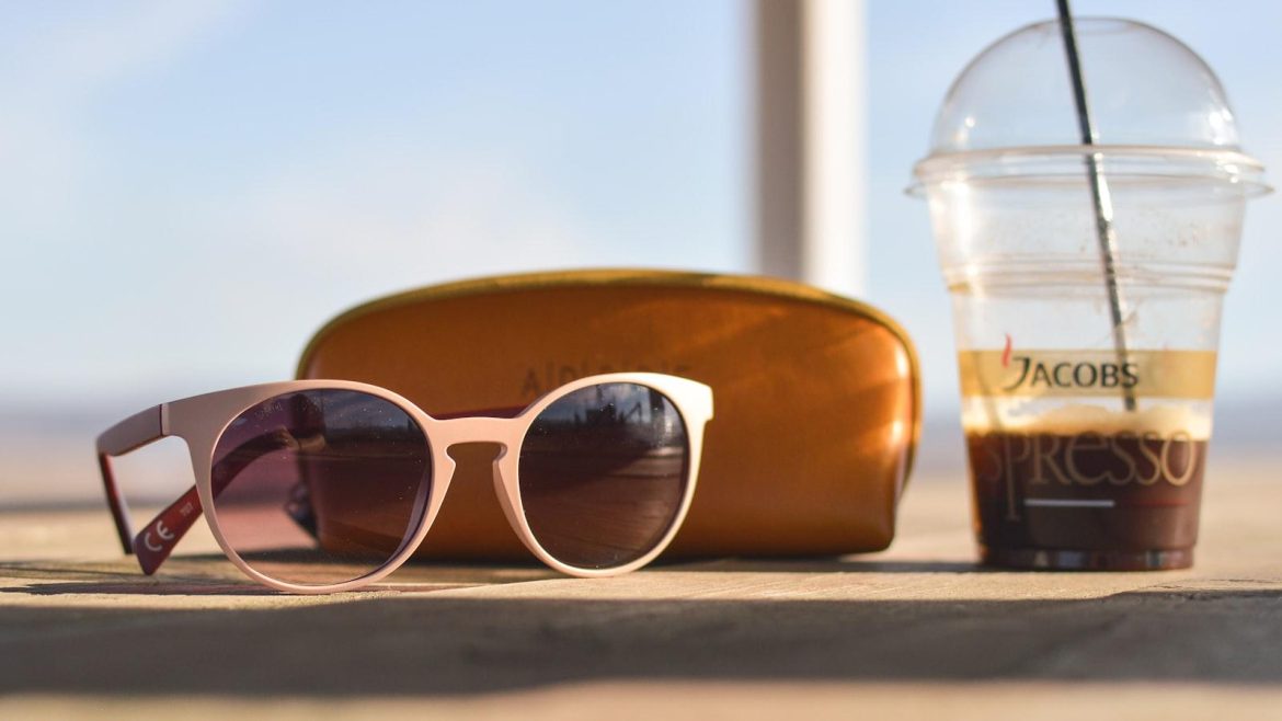 Exploring the Potential of Electronic Glasses: Enhancing Vision with More Information and Functionality