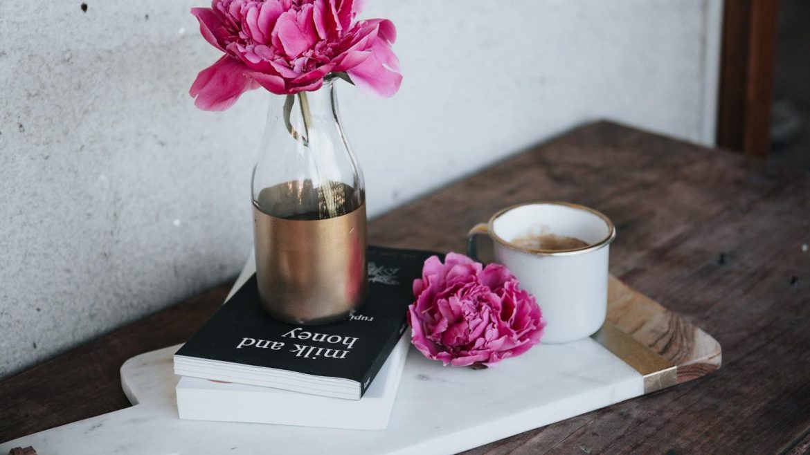 Exploring the Pros and Cons of E-Book Readers: What You Need to Know