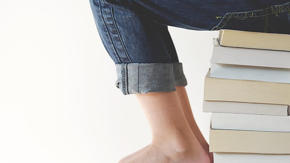 Unlocking the Pros and Cons of E-Book Readers