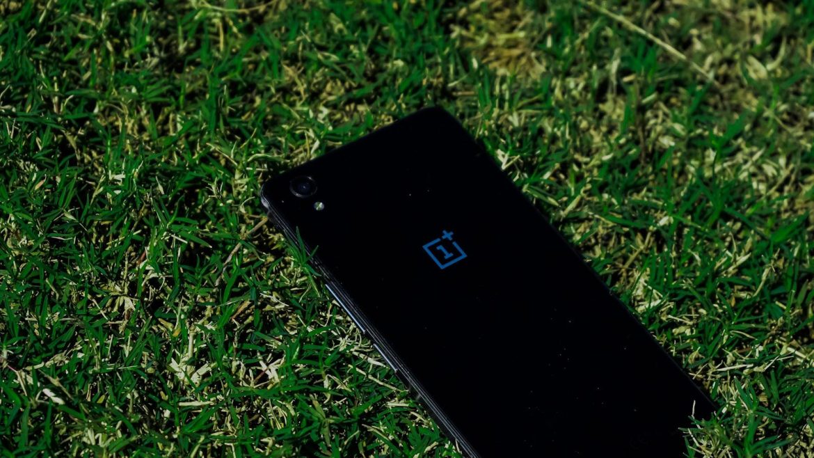 Enhanced Vision: Exploring the Potential of Electronic Glasses to Expand Information and Functionality